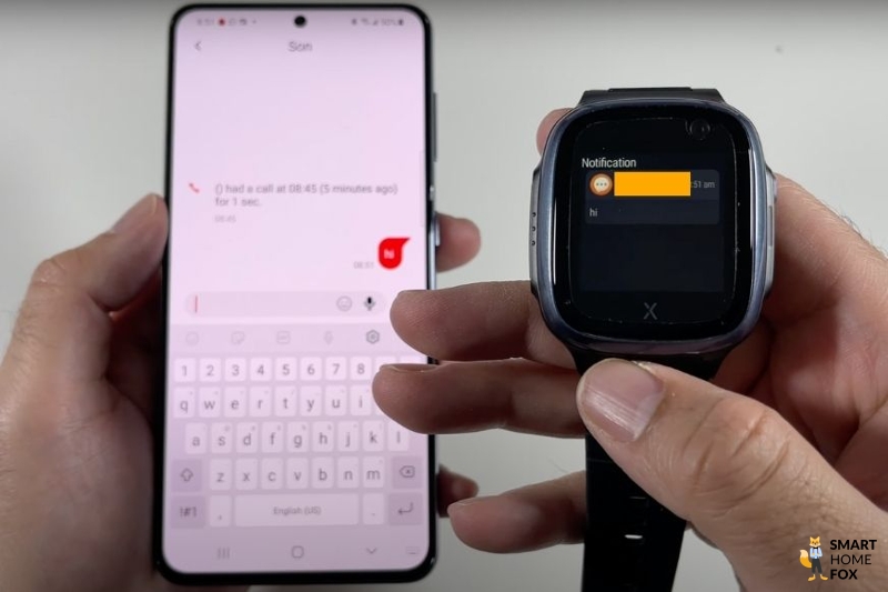 Man sieht die XPLORA X5 Play Kidswatch neben einem Handy.